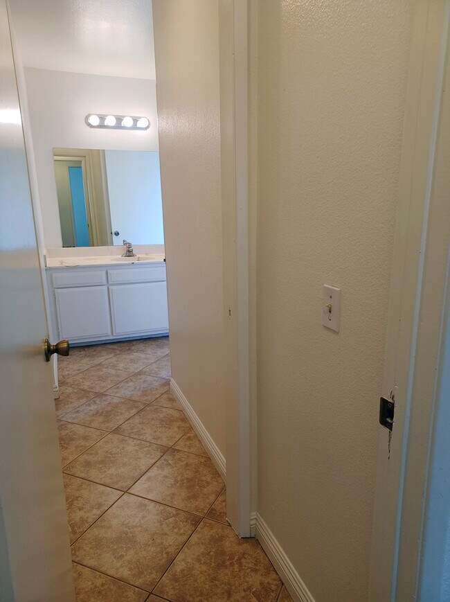 Building Photo - 127 Tiger Ln