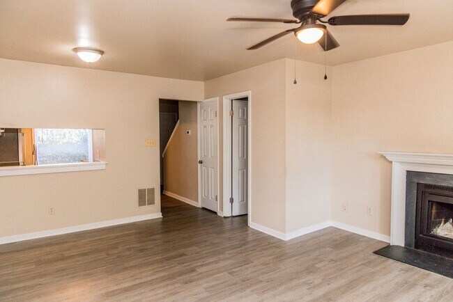 Building Photo - 3 Bedroom 2 Bath End Unit!