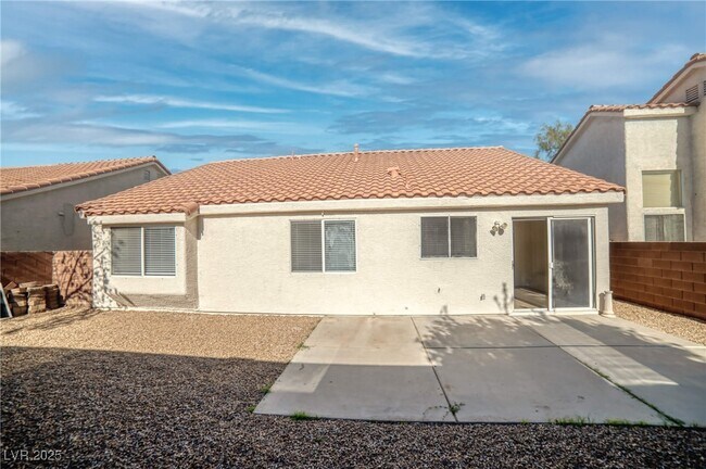 Building Photo - 2542 N Grand Basin Dr
