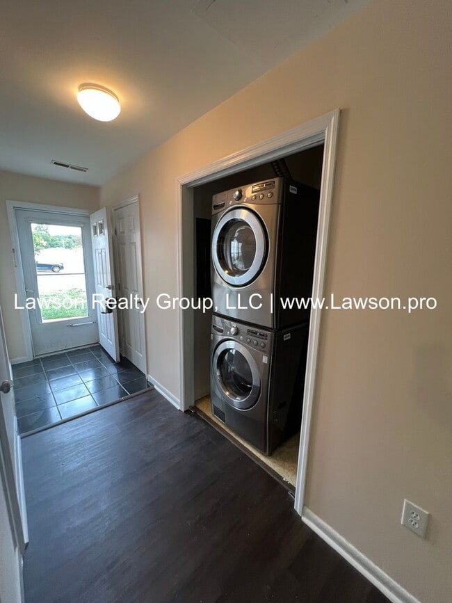 Building Photo - Townhome in Garden City