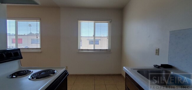 Building Photo - Comfortable upstairs apartment space