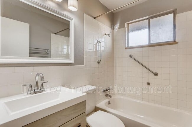 Building Photo - 405 W Bates Ave