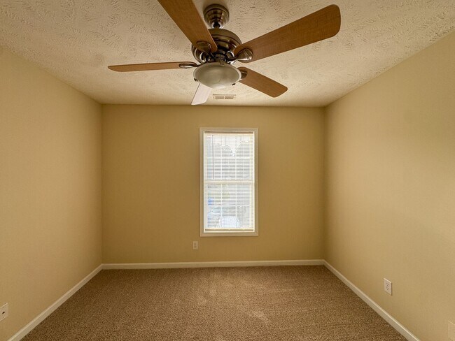 Building Photo - 3 Bed 2.5 Bath Townhome with New Flooring and Paint