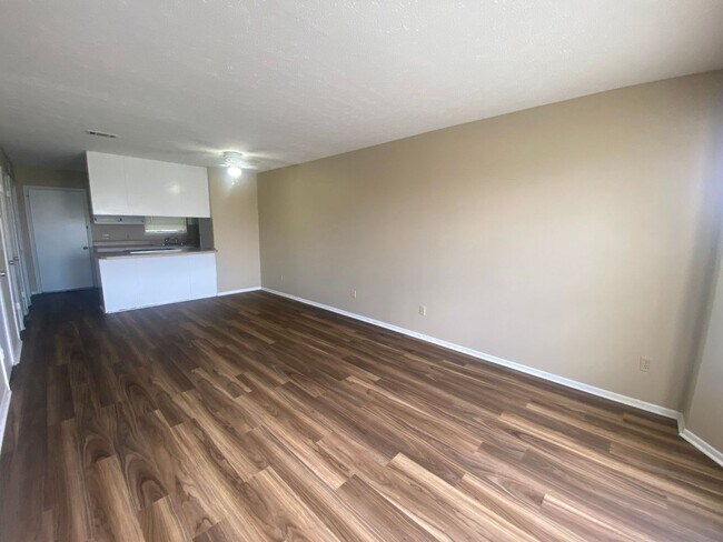 Building Photo - Large Townhome w/Master Balcony, Convenient to Tyndall AFB! *1/2 OFF Security Deposit for A-D Mil...