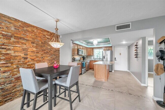 Building Photo - "Fully Renovated 2-Bed, 2-Bath Condo on Minutes from Siesta Key Beach