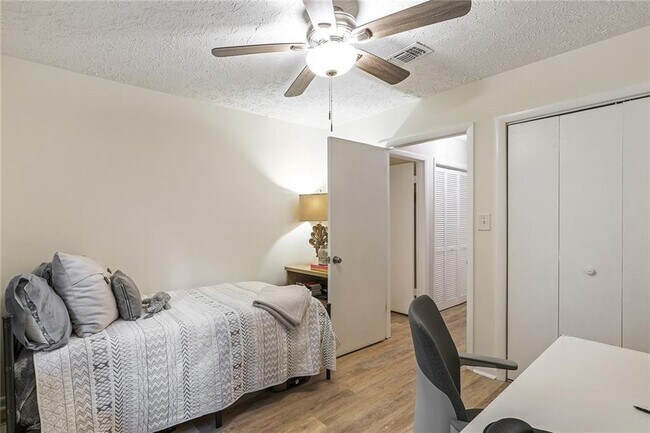 Building Photo - 6800 Glenridge Dr