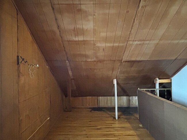 Building Photo - 3 BR/1 BA Single-Family Home in St. Paul!