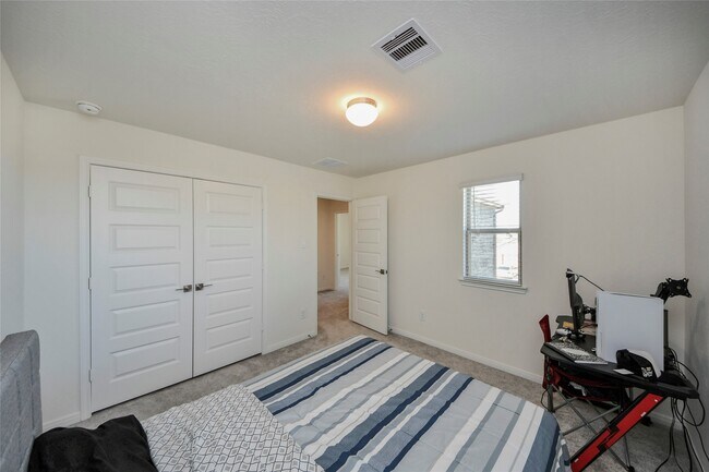 Building Photo - 4852 Sun Fls Dr