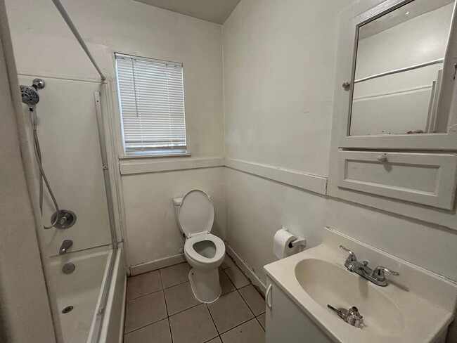 Building Photo - 3 bed, 1 bath, backyard