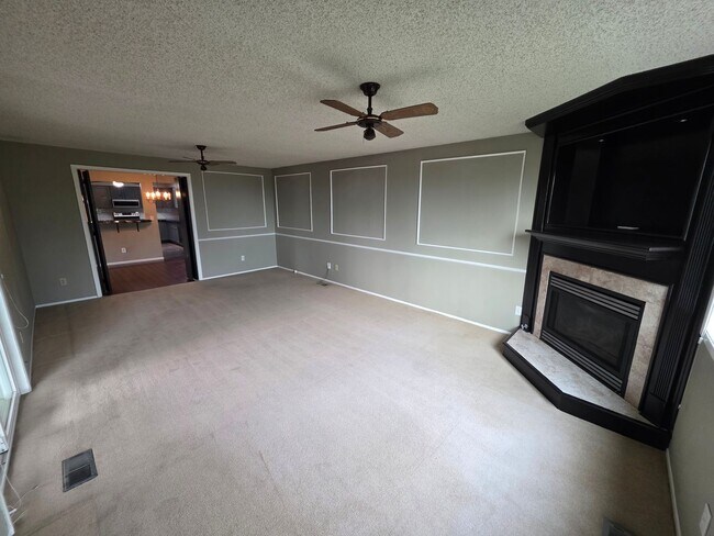 Building Photo - Beautiful Home in 5 Mile
