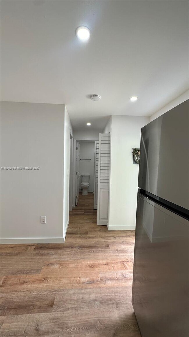 Building Photo - 685 W 35th St