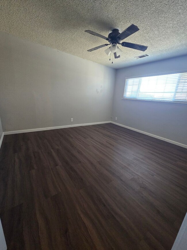 Building Photo - 3 BR 2 BA Available Now