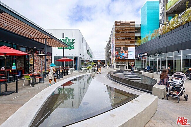 Building Photo - 7100 Playa Vista Dr