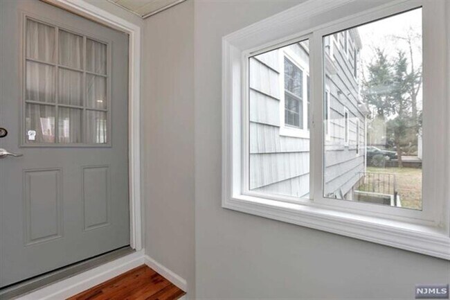 Building Photo - 240 Knickerbocker Rd