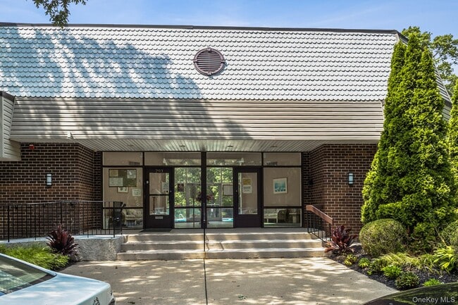 Building Photo - 100 Glen Hollow Dr