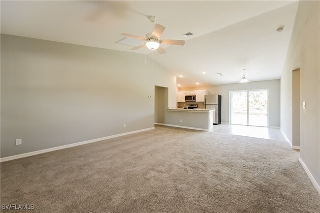 Building Photo - 858 Carbon St E