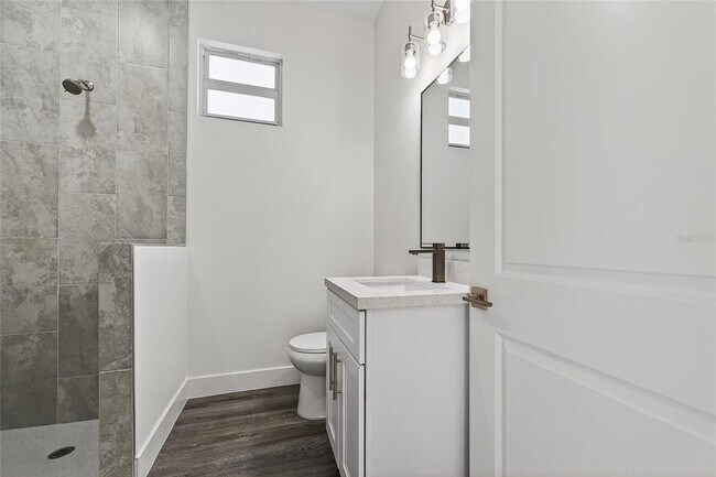 Building Photo - 511 Sweetwater Dr