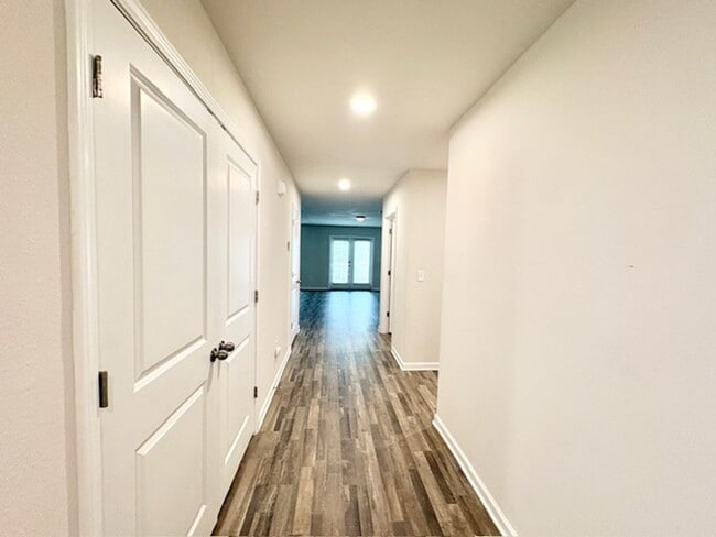 Building Photo - 462 Whispering Creek Ave