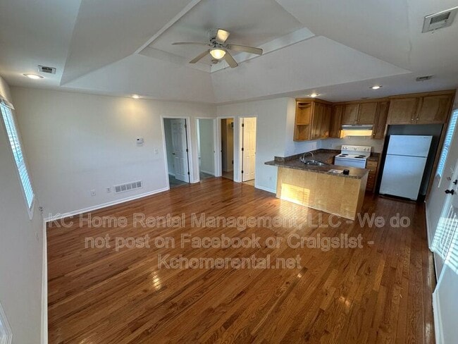 Building Photo - 1903 W 43rd Pl