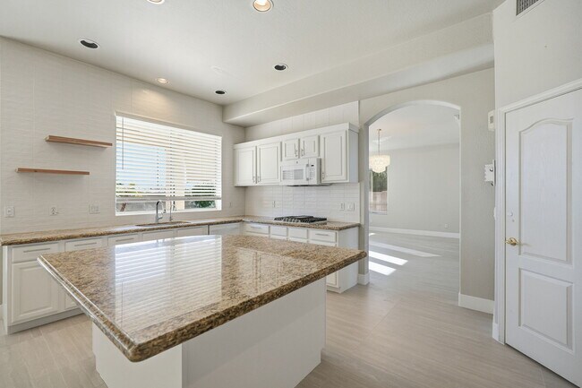 Building Photo - 1425 W Commerce Ave