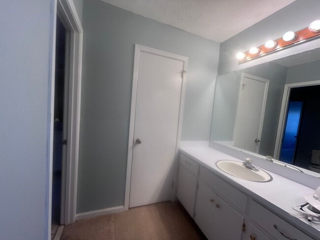 Building Photo - Great Location