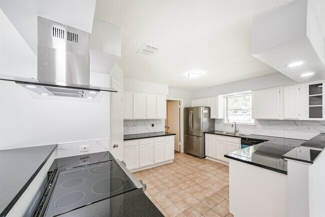 Building Photo - 9503 Dalmally St
