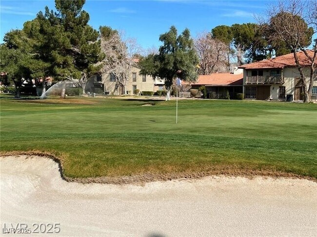 Building Photo - 2963 Pinehurst Dr