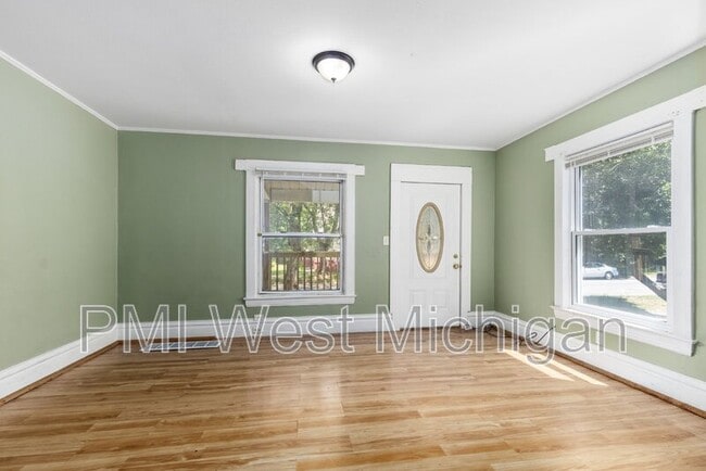Building Photo - 1051 Pine Ave NW