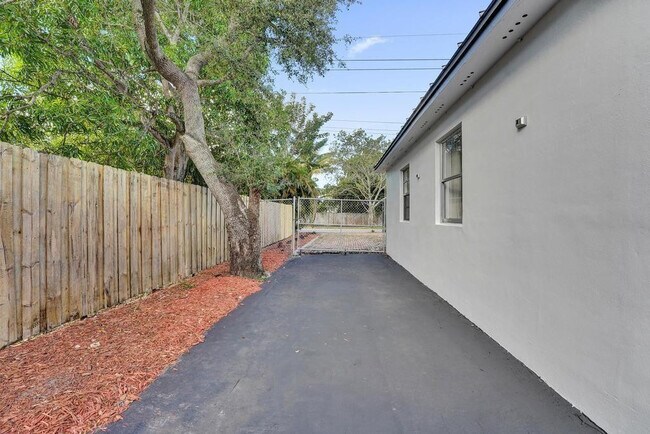 Building Photo - 1836 SW 9th Ave