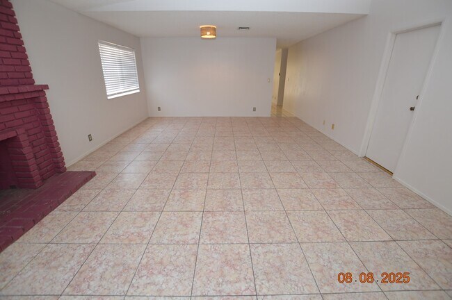 Building Photo - 2108 Mariposa Ave