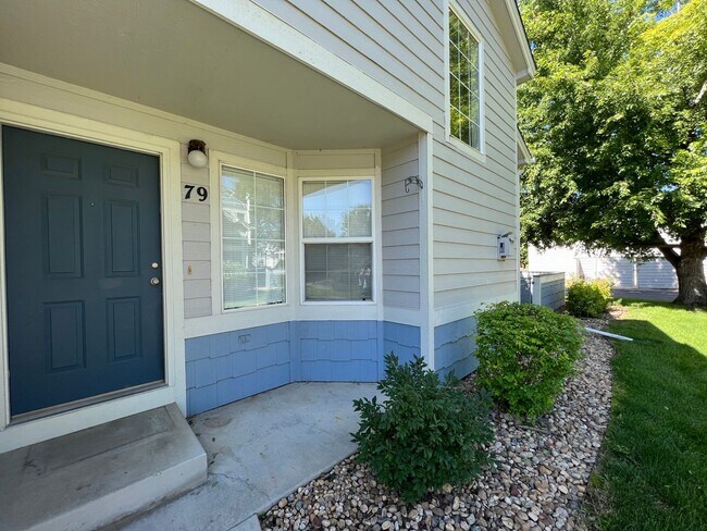 Building Photo - Charming 2 Bed/1.5 Townhome in Fabulous Longmont Location!