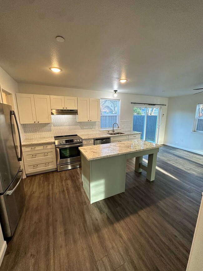 Building Photo - Spacious newer build! Close to downtown am...