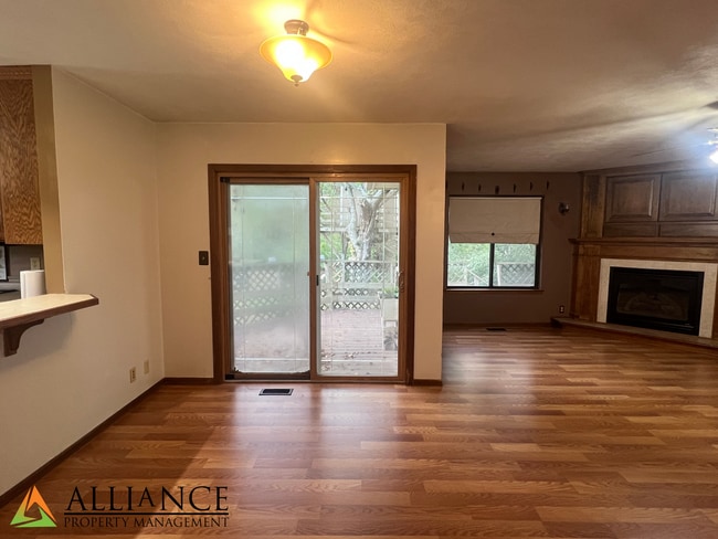 Building Photo - Amazing, Spacious Home! Pet Friendly! New ...