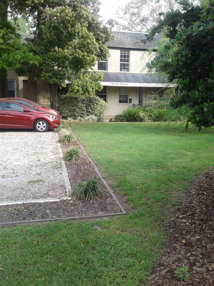 Front of building - 558 E Park Ave