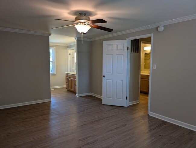 Building Photo - Cozy 2 story, 5 bedroom, 3.5 bathroom hous...