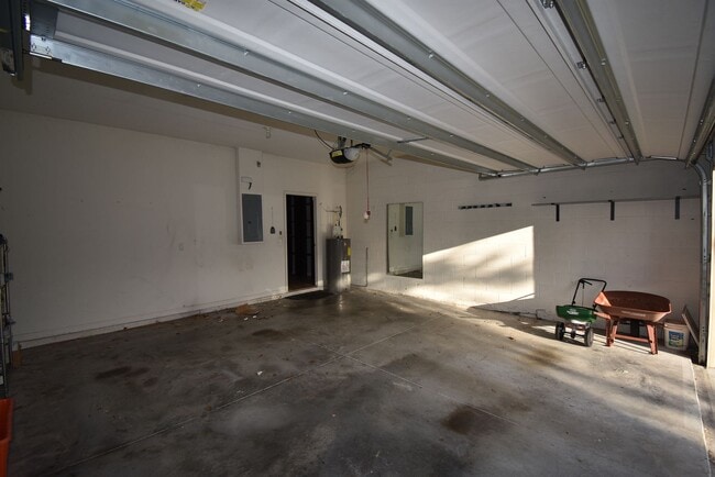 Building Photo - 4 Bed/3.5 Bath, Pool and Waterfront home, ...