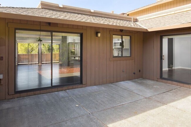 Building Photo - 42 Oakcrest Dr