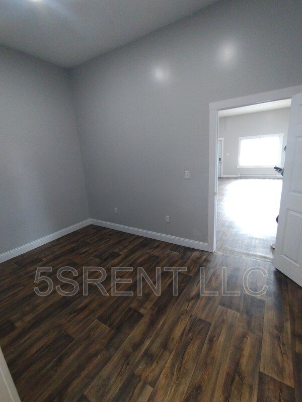 Building Photo - 22 E Main St