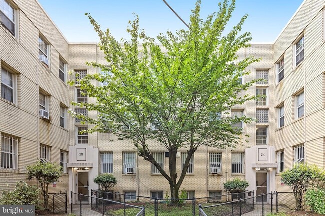 Building Photo - 219 Oakwood St SE