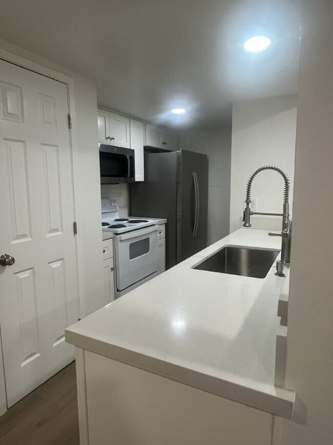 Building Photo - Charming 2-Bedroom Condo with Elegant Upgrades