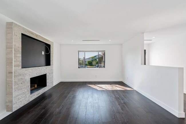 Building Photo - Modern and Spacious 4 Bed + 2.5 Bath Home