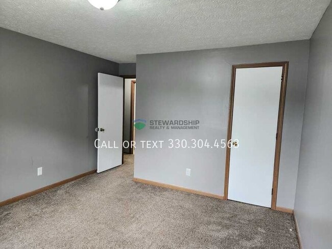 Building Photo - 137 Elm St NE