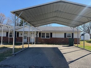 Building Photo - 104-104 N Birchwood Dr