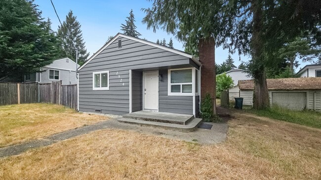 Building Photo - Updated 2-Bed Home Near Parks, Transit, and Light Rail