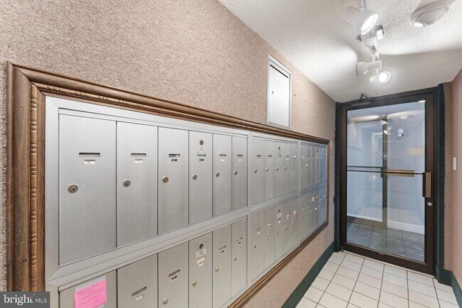 Building Photo - 1515 S Arlington Ridge Rd