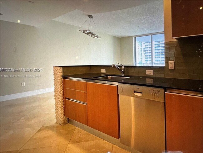 Building Photo - 1060 Brickell Ave