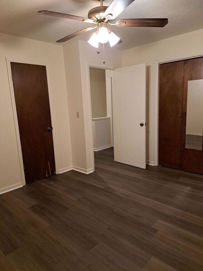 Building Photo - 1514 Kraft Ave