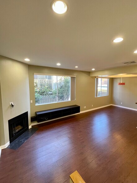 Building Photo - 812 N Hudson Ave