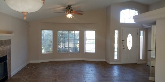 Building Photo - Beautiful 3 Bedroom Home