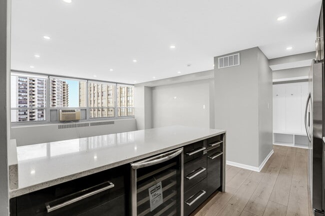 Building Photo - 3950 N Lake Shore Dr